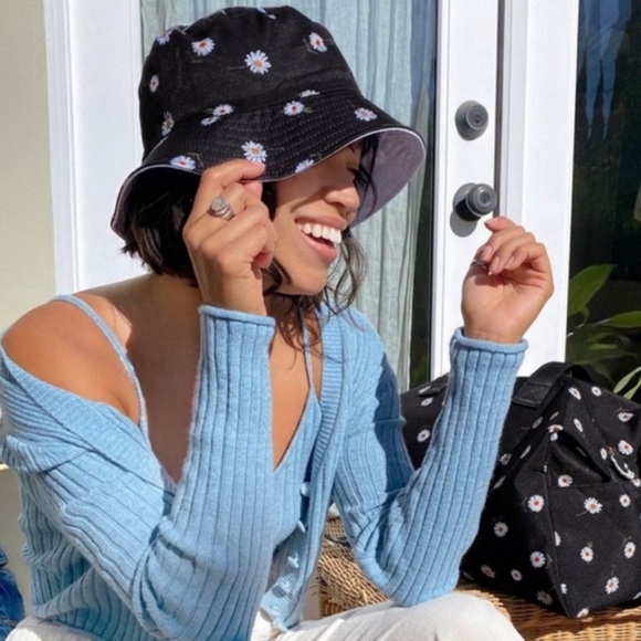 Alice + Olivia Reversible Daisy Print Bucket Hat - Picture 4 of 13